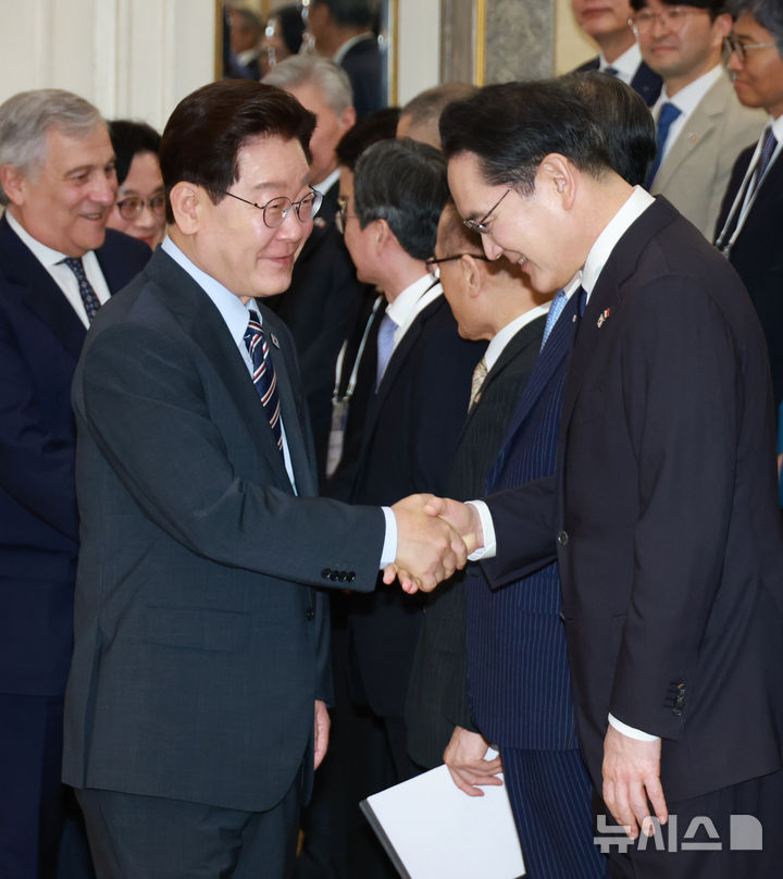 [로마=뉴시스] 최동준 기자 = G7 정상회의 참석 계기 이탈리아를 국빈 방문 중인 이재명 대통령이 12일(현지 시간) 로마 한 호텔에서 열린 한-이탈리아 비즈니스 라운드 테이블에서 이재용 삼성전자 회장과 악수하고 있다. 2026.06.13. photocdj@newsis.com