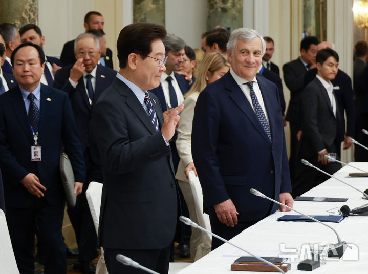 [로마=뉴시스] 최동준 기자 = G7 정상회의 참석 계기 이탈리아를 국빈 방문 중인 이재명 대통령이 12일(현지 시간) 로마 한 호텔에서 열린 한-이탈리아 비즈니스 라운드 테이블에 입장하며 인사를 하고 있다. 2026.06.13. photocdj@newsis.com