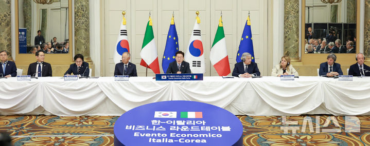 [로마=뉴시스] 최동준 기자 = G7 정상회의 참석 계기 이탈리아를 국빈 방문 중인 이재명 대통령이 12일(현지 시간) 로마 한 호텔에서 열린 한-이탈리아 비즈니스 라운드 테이블에서 기조연설을 하고 있다. 2026.06.13. photocdj@newsis.com