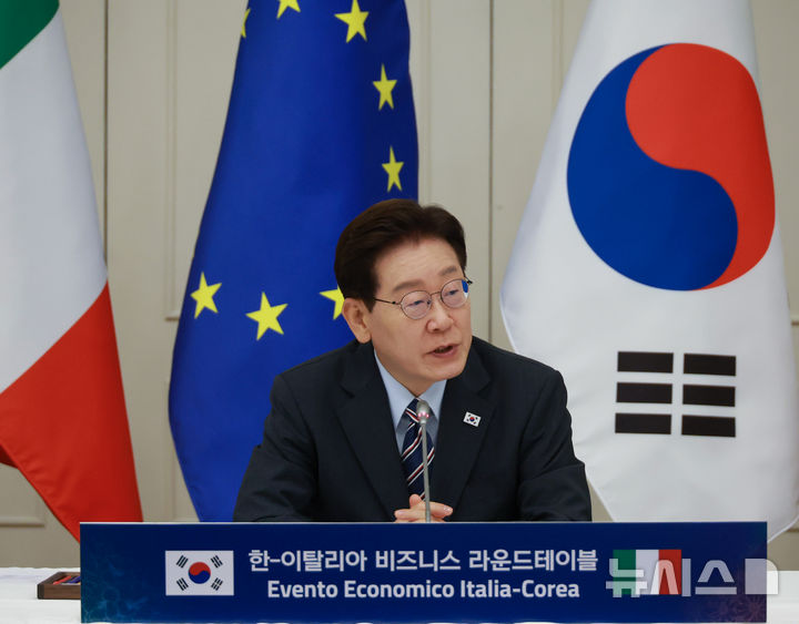 [로마=뉴시스] 최동준 기자 = G7 정상회의 참석 계기 이탈리아를 국빈 방문 중인 이재명 대통령이 12일(현지 시간) 로마 한 호텔에서 열린 한-이탈리아 비즈니스 라운드 테이블에서 기조연설을 하고 있다. 2026.06.13. photocdj@newsis.com