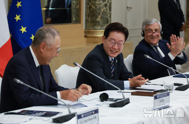 [로마=뉴시스] 최동준 기자 = G7 정상회의 참석 계기 이탈리아를 국빈 방문 중인 이재명 대통령이 12일(현지 시간) 로마 한 호텔에서 열린 한-이탈리아 비즈니스 라운드 테이블에서 류진 한국경제인연합회 회장의 발언을 듣고 있다. 2026.06.13. photocdj@newsis.com