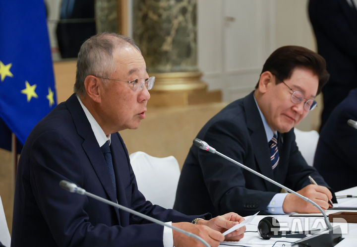 [로마=뉴시스] 최동준 기자 = 류진 한국경제인연합회 회장이 12일(현지 시간) 로마 한 호텔에서 열린 한-이탈리아 비즈니스 라운드 테이블에서 발언하고 있다. 2026.06.13. photocdj@newsis.com