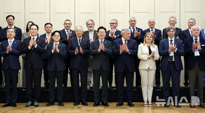 [로마=뉴시스] 최동준 기자 = G7 정상회의 참석 계기 이탈리아를 국빈 방문 중인 이재명 대통령이 12일(현지 시간) 로마 한 호텔에서 열린 한-이탈리아 비즈니스 라운드 테이블에서 안토니오 타야니 이탈리아 부총리 겸 외교부장관을 비롯한 참석자들과 기념촬영을 하고 있다. 2026.06.13. photocdj@newsis.com