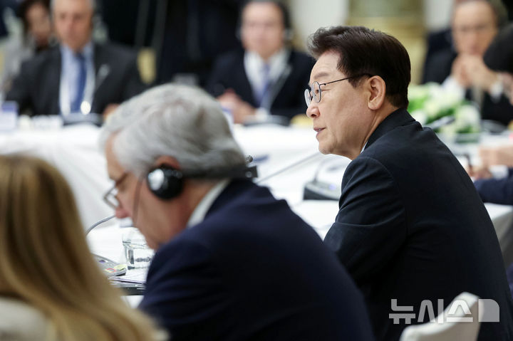 [로마=뉴시스] 최동준 기자 = G7 정상회의 참석 계기 이탈리아를 국빈 방문 중인 이재명 대통령이 12일(현지 시간) 로마 한 호텔에서 열린 한-이탈리아 비즈니스 라운드 테이블에서 기조연설을 하고 있다. 2026.06.13. photocdj@newsis.com