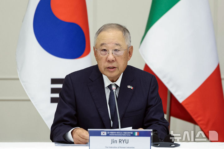 [로마=뉴시스] 최동준 기자 = 류진 한국경제인협회 회장이 12일(현지 시간) 이탈리아 로마 한 호텔에서 열린 한-이탈리아 비즈니스 라운드 테이블에서 발언하고 있다. 2026.06.13. photocdj@newsis.com