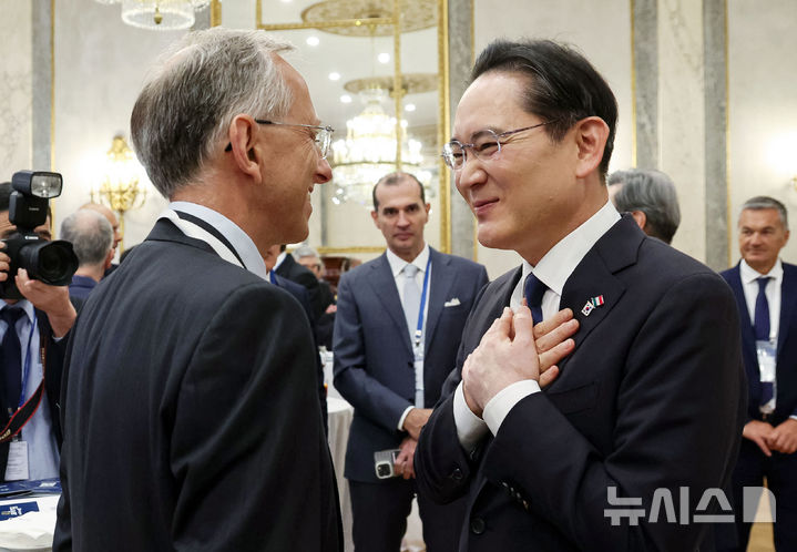 [로마=뉴시스] 최동준 기자 = 이재용 삼성전자 회장과 베네데토 비냐 페라리 CEO가 12일(현지 시간) 로마 한 호텔에서 열린 한-이탈리아 비즈니스 라운드 테이블에서 대화하고 있다. 2026.06.13. photocdj@newsis.com