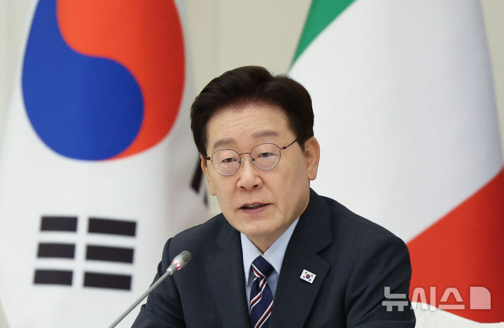 [로마=뉴시스] 최동준 기자 = G7 정상회의 참석 계기 이탈리아를 국빈 방문 중인 이재명 대통령이 12일(현지 시간) 로마 한 호텔에서 열린 한-이탈리아 비즈니스 라운드 테이블에서 기조연설을 하고 있다. 2026.06.13. photocdj@newsis.com