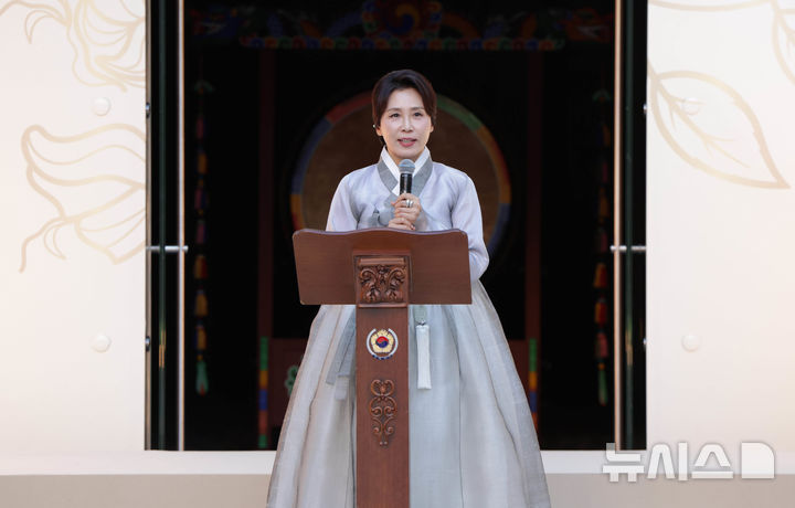 [로마=뉴시스] 최동준 기자 = 김혜경 여사가 12일(현지 시간) 이탈리아 국립로마미술대학교에서 열린 창작 한복 패션쇼에서 인사말을 하고 있다. 2026.06.13. photocdj@newsis.com
