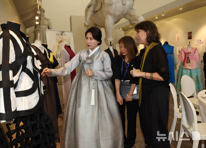 [로마=뉴시스] 최동준 기자 = 김혜경 여사가 12일(현지 시간) 이탈리아 국립로마미술대학교에서 열린 창작 한복 패션쇼에서 한복을 살펴보고 있다. 2026.06.13. photocdj@newsis.com