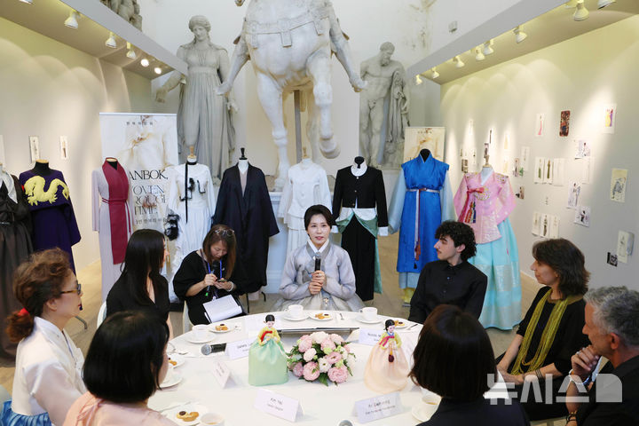 [로마=뉴시스] 최동준 기자 = 김혜경 여사가 12일(현지 시간) 이탈리아 국립로마미술대학교에서 열린 창작 한복 패션쇼에서 인사말을 하고 있다. 2026.06.13. photocdj@newsis.com