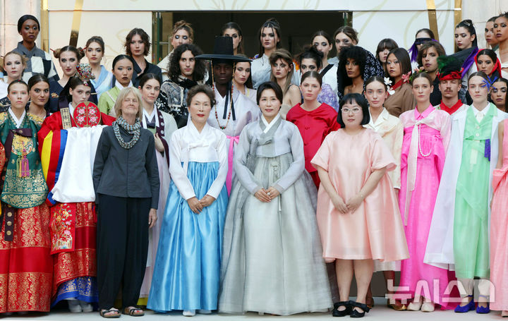 [로마=뉴시스] 최동준 기자 = 김혜경 여사가 12일(현지 시간) 이탈리아 국립로마미술대학교에서 열린 창작 한복 패션쇼에서 참석자들과 기념촬영을 하고 있다. 2026.06.13. photocdj@newsis.com