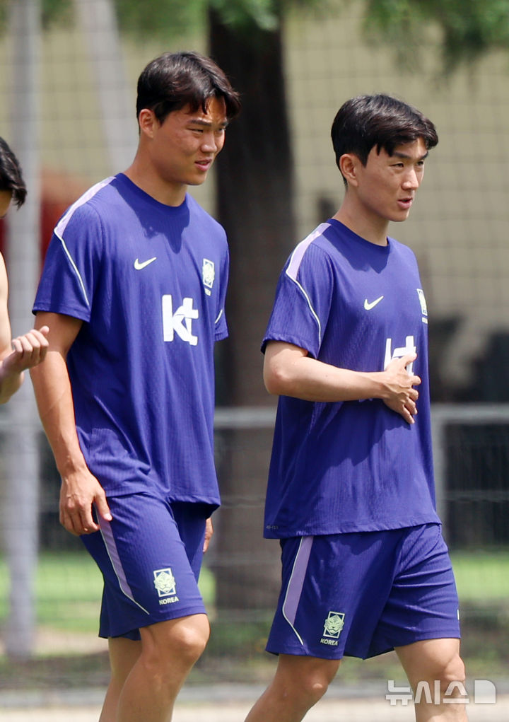 [사포판(멕시코)=뉴시스] 김명년 기자 = 축구 국가대표팀 오현규와 황인범이 12일(현지 시간) 멕시코 과달라하라 인근 사포판에 위치한 베이스캠프 훈련장 치바스 바예 베르데에서 회복 훈련하고 있다. 대표팀은 전날 체코와의 월드컵 조별리그 1차전에서 오현규와 황인범의 골로 2-1 승리를 거뒀다. 2026.06.13. kmn@newsis.com
