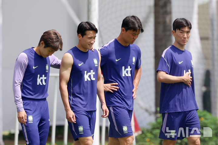 [사포판(멕시코)=뉴시스] 김명년 기자 = 축구 국가대표팀 선수들이 12일(현지 시간) 멕시코 과달라하라 인근 사포판에 위치한 베이스캠프 훈련장 치바스 바예 베르데에서 회복 훈련하고 있다. 대표팀은 전날 체코와의 월드컵 조별리그 1차전에서 2-1로 승리해 승점 3점을 획득했다. 2026.06.13. kmn@newsis.com