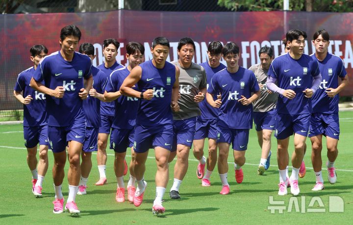 [사포판(멕시코)=뉴시스] 김명년 기자 = 축구 국가대표팀 선수들이 12일(현지 시간) 멕시코 과달라하라 인근 사포판에 위치한 베이스캠프 훈련장 치바스 바예 베르데에서 훈련하고 있다. 대표팀은 전날 체코와의 월드컵 조별리그 1차전에서 오현규와 황인범의 골로 2-1 승리를 거뒀다. 2026.06.13. kmn@newsis.com