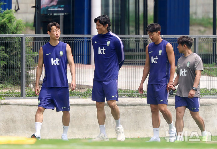 [사포판(멕시코)=뉴시스] 김명년 기자 = 축구 국가대표팀 손흥민과 선수들이 12일(현지 시간) 멕시코 과달라하라 인근 사포판에 위치한 베이스캠프 훈련장 치바스 바예 베르데에서 회복 훈련하고 있다. 대표팀은 전날 체코와의 월드컵 조별리그 1차전에서 오현규와 황인범의 골로 2-1 승리를 거뒀다. 2026.06.13. kmn@newsis.com