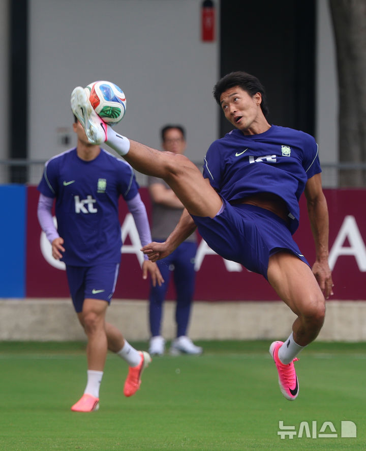 [사포판(멕시코)=뉴시스] 김명년 기자 = 축구 국가대표팀 조규성 등 선수들이 12일(현지 시간) 멕시코 과달라하라 인근 사포판에 위치한 베이스캠프 훈련장 치바스 바예 베르데에서 훈련하고 있다. 대표팀은 전날 체코와의 월드컵 조별리그 1차전에서 오현규와 황인범의 골로 2-1 승리를 거뒀다. 2026.06.13. kmn@newsis.com
