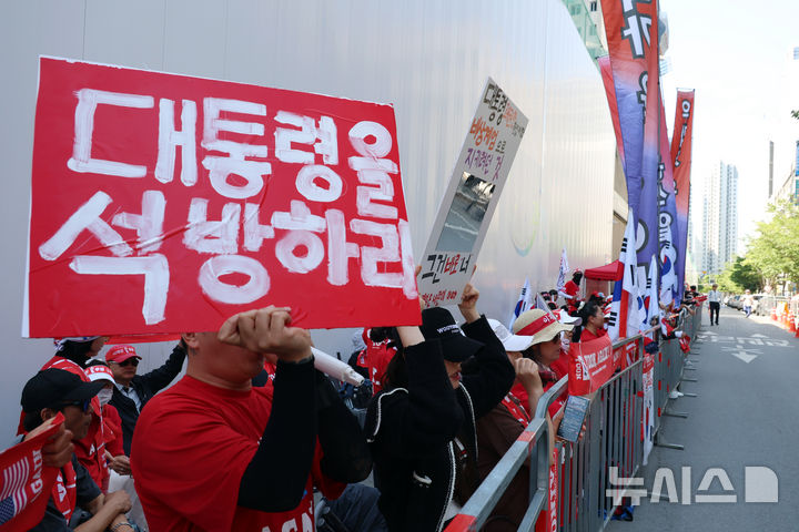 [과천=뉴시스] 고승민 기자 = 윤석열 전 대통령이 반란 혐의 피의자 신분으로 2차 종합특검에 출석한 13일 경기 과천 2차 종합특검팀 앞에서 지지자들이 집회를 하고 있다. 2026.06.13. kkssmm99@newsis.com