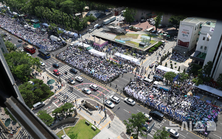 [서울=뉴시스] 고승민 기자 = 13일 서울시의회 앞 도로에서 '동성애 퀴어축제 반대 국민대회를 위한 거룩한방파제 통합국민대회'가 열리고 있다. 2026.06.13. kkssmm99@newsis.com