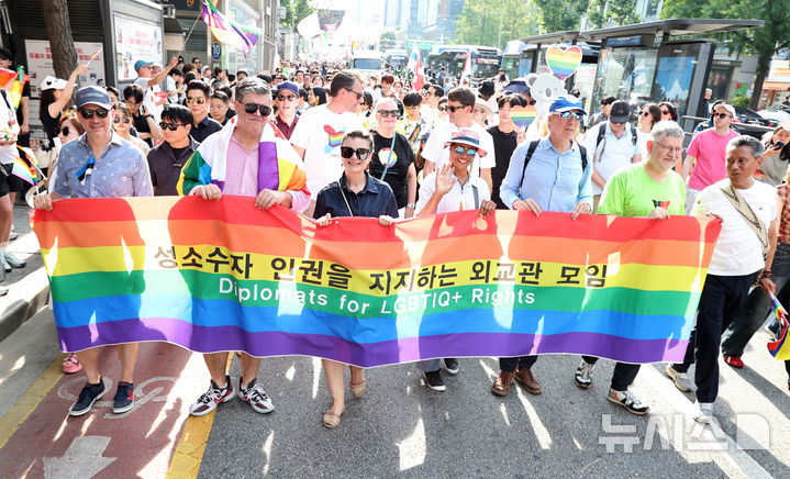 [서울=뉴시스] 김금보 기자 = 성소수자 인권을 지지하는 외교관 모임 소속 외교관들이 13일 서울 종로구 종각역 인근에서 열린 제27회 서울 퀴어 퍼레이드에 참가해 행진을 하고 있다. 2026.06.13. kgb@newsis.com