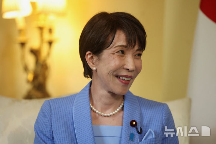 [런던=AP/뉴시스] 다카이치 사나에(高市早苗) 일본 총리는 15일 미국과 이란의 평화협상이 타결된 데 대해 환영의 뜻을 표했다. 사진은 다카이치 총리가 14일(현지 시간) 영국 런던에서 키어 스타머 총리와 만나 회담하고 있는 모습. 2026.06.15.