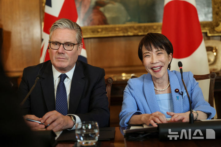 [런던=AP/뉴시스]키어 스타머(왼쪽) 영국 총리와 다카이치 사나에 일본 총리가 14일(현지 시간) 런던에서 회담하고 있다. 2026.06.15.