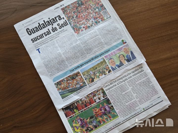 [과달라하라(멕시코)=뉴시스] 하근수 기자= 2026 국제축구연맹(FIFA) 북중미 월드컵 조별리그 A조 1차전에서 체코를 2-1로 꺾은 홍명보호 축구대표팀을 조명한 멕시코 매체 엘 인포르마도르. 2026.06.14. hatriker22@newsis.com