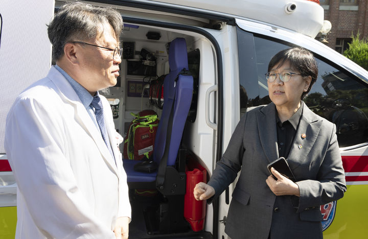 [대구=뉴시스]정은경 보건복지부 장관이 12일 경북대병원을 방문해 '대구·경북형 스마트 이송체계'에 대한 시연을 참관했다. (사진=보건복지부 제공) 2026.06.14. photo@newsis.com *재판매 및 DB 금지