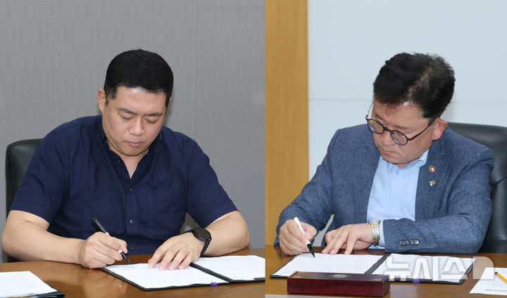 [세종=뉴시스]이승돈 농촌진흥청 청장과 본청 및 소속 연구기관 근로자대표는 지난 12일 본청에서 '공무직 및 기간제 근로자 유연근무 운영 지침 서면합의서'에 서명했다.(사진=농진청 제공)