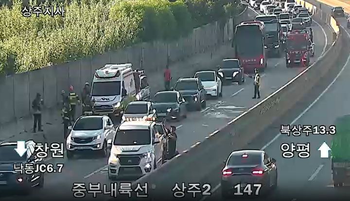 [상주=뉴시스] 중부내륙고속도로 상주톨게이트 인근 10중 추돌사고 현장. (사진=경북소방본부 제공) 2026.06.14. photo@newsis.com *재판매 및 DB 금지