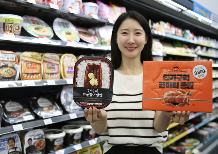 [서울=뉴시스] GS25가 선보인 간편 보양식 '한마리민물장어덮밥'과 '전기구이한마리통닭' (사진=GS25 제공) 2026.06.14. photo@newsis.com *재판매 및 DB 금지