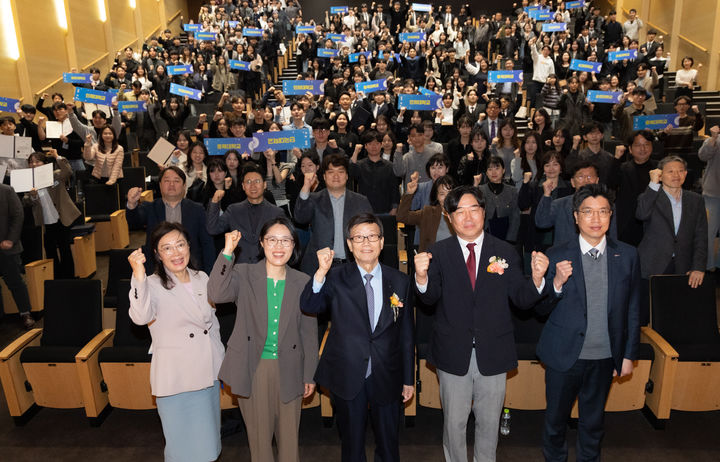 [사진=뉴시스] 한국무역협회와 산업통상부가 2007년부터 운영한 실무형 무역인력 양성 프로그램인 '지역특화 청년무역전문가 양성사업(GTEP) 19기 수료식 및 20기 발대식 모습. (사진=한국무역협회 제공) 2026.06.14 photo@newsis.com *재판매 및 DB 금지