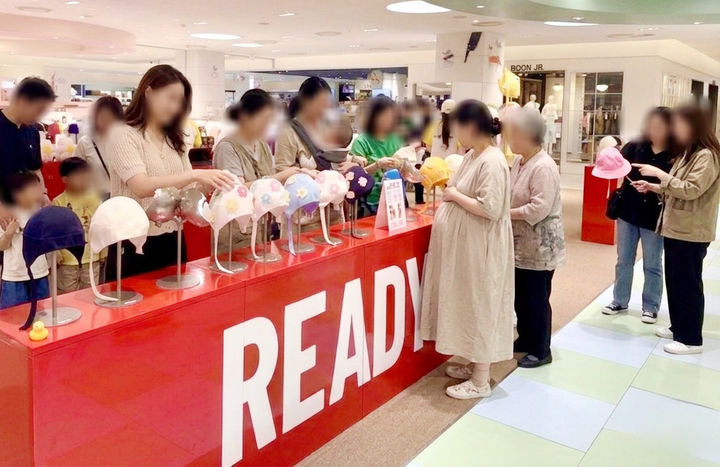 [부산=뉴시스] 부산 신세계 센텀시티는 오는 18일까지 백화점 6층 키즈스테이지에서 수영용품 브랜드 '레디투킥' 팝업스토어가 열린다고 14일 밝혔다. (사진=신세계 센텀시티 제공) 2026.06.14. photo@newsis.com *재판매 및 DB 금지