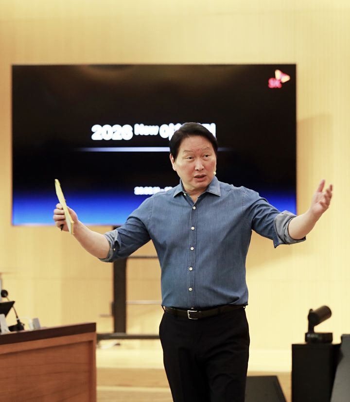 [서울=뉴시스] 최태원 SK그룹 회장이 지난 13일 경기 이천시 SKMS 연구소에서 열린 ‘2026 New 이천포럼’에서 마무리 발언을 하고 있다. (사진=SK그룹 제공) 2026.06.14 photo@newsis.com *재판매 및 DB 금지