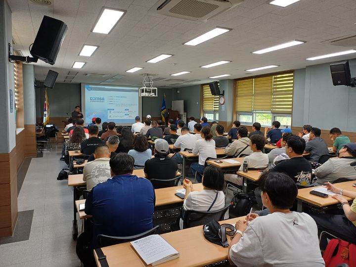 [서울=뉴시스]한국해양교통안전공단 보령운항관리센터는 지난 13일 우송정보대학교 재학생을 대상으로 '연안해운 분야 진로탐색 프로그램'을 운영했다고 14일 밝혔다. *재판매 및 DB 금지