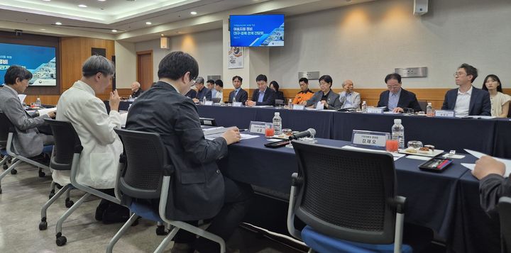 [안동=뉴시스] 지난 12일 경북대학교병원에서 보건복지부 장관 주재로 '대구·경북 응급 이송체계 간담회'가 열리고 있다. (사진=경북도 제공) 2026.06.14 photo@newsis.com *재판매 및 DB 금지