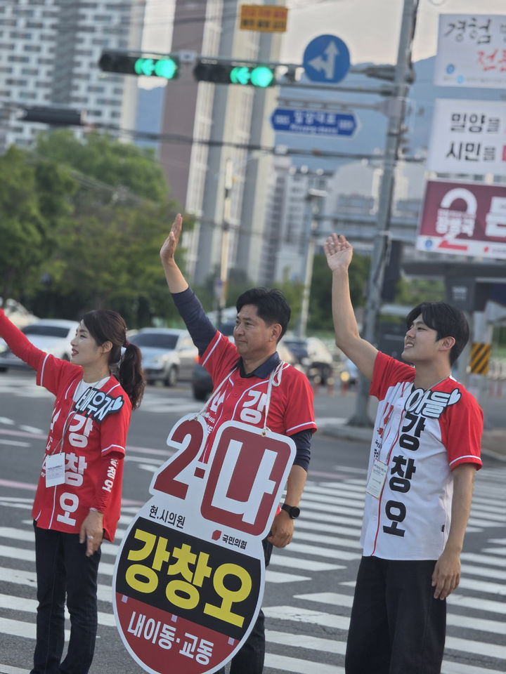 [밀양=뉴시스] 강창오 밀양시의회 다선거구 의원이 제9회 지방선거에서 유권자들에게 인사를 하고 있다. (사진=강창오 의원 제공) 2026.06.14. photo@newsis.com *재판매 및 DB 금지