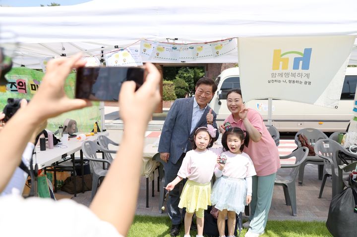 [광명=뉴시스] 박승원 광명시장이 13일 시청 잔디광장에서 열린 '2026 광명 에코페스타'에 참석해 시민들과 기념사진을 찍고 있다. (사진=광명시 제공) 2026.06.14. photo@newsis.com *재판매 및 DB 금지