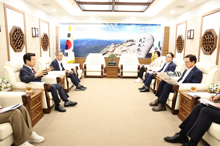 [진주=뉴시스]조규일 진주시장, 박완수 경남도지사와 지역 현안 논의.(사진=진주시 제공).2026.06.14.photo@newsis.com *재판매 및 DB 금지