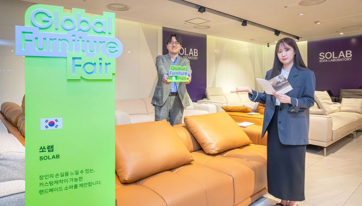 [서울=뉴시스] 서울시 강남구 현대백화점 무역센터점 지하 1층 글로벌 퍼니처 페어 행사장에서 직원들이 상품을 소개하고 있다. (사진=현대백화점 제공) 2026.06.14. photo@newsis.com *재판매 및 DB 금지