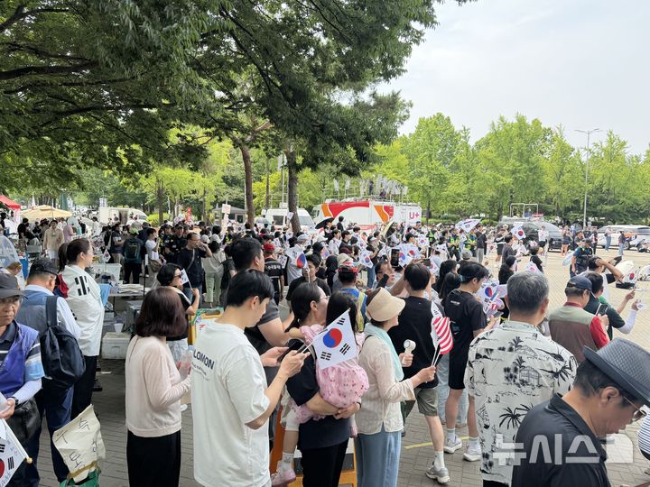 [서울=뉴시스]이다솜 기자=14일 뉴시스 취재를 종합하면 이날 오전 10시께 서울 송파구 올림픽공원 핸드볼경기장 일대에는 경찰 비공식 추산 인원 600여명의 시위 참가자가 집결했다. 2026.06.14 citizen@newsis.com
