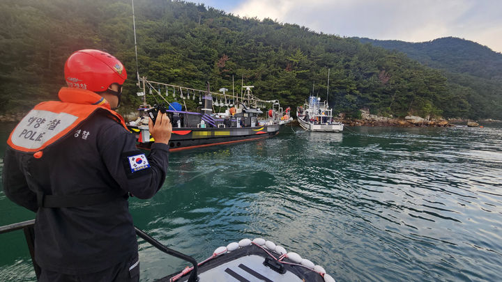 [통영=뉴시스] 신정철 기자= 14일 오전 6시 14분께 경남 통영시 한산면 추봉도 인근 해상에서 거제선적 9.77t급 낚시어선 A호(승선원 19명)가 운항 부주의로 좌초됐지만 다행히 인명피해는 없었다. 사진은 추봉도 인근에 좌초된 A호를 다른 낚시어선들이 이초시키고 있는 모습.(사진=통영해경 제공).2026.06.14. photo@newsis.com *재판매 및 DB 금지
