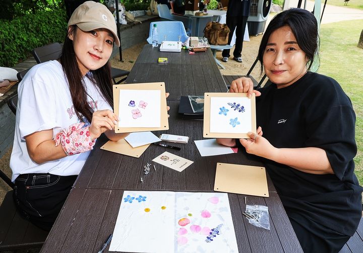 [서울=뉴시스] 삼성물산 리조트부문이 운영하는 에버랜에서 진행된 압화 체험. (사진=삼성물산 제공) 2026.06.14. photo@newsis.com *재판매 및 DB 금지