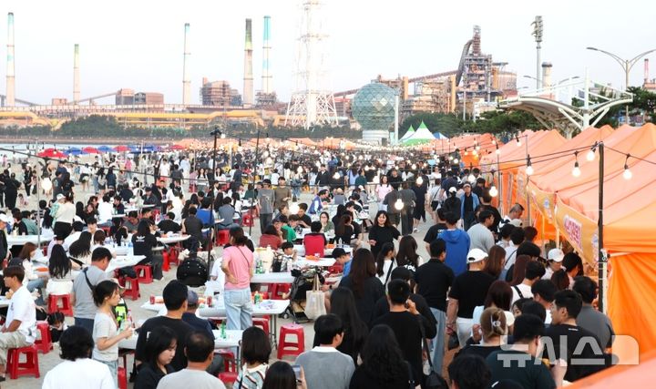 [포항=뉴시스] = 12~14일 경북 포항시 남구 송도해수욕장에서 열린 '포송마차'. 2026.06.14. photo@newsis.com