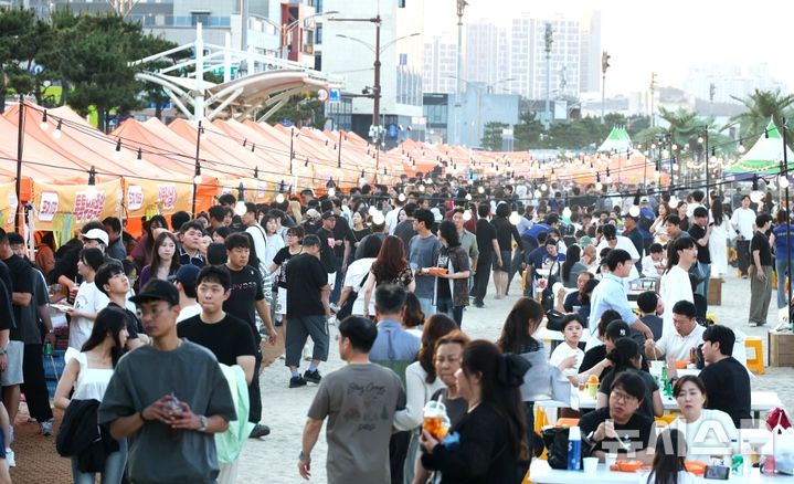 [포항=뉴시스] = 12~14일 경북 포항시 남구 송도해수욕장에서 열린 '포송마차'. 2026.06.14. photo@newsis.com