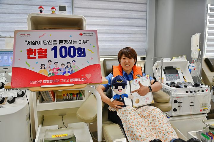 [서귀포=뉴시스] 14일 제주시 이도동 헌혈의집 한라센터에서 서귀포해양경찰서 고영지 홍보계장이 통산 100회 헌혈을 실천하고 있다. (사진=서귀포해양경찰서 제공) 2026.06.14. photo@newsis.com *재판매 및 DB 금지
