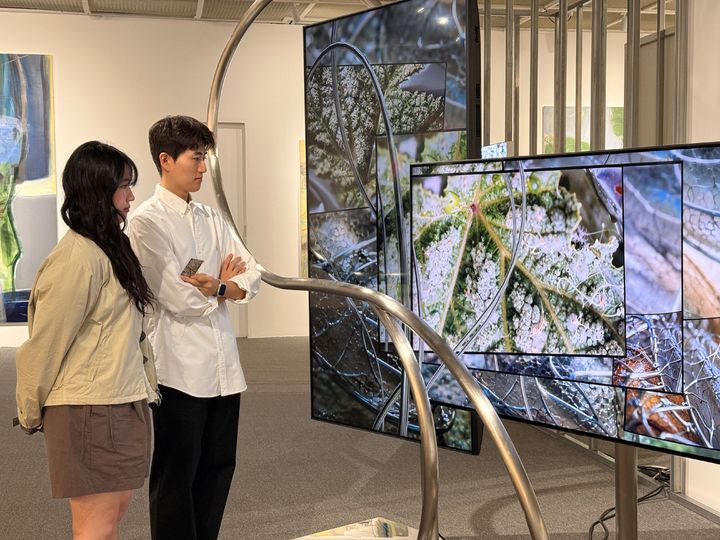 [서울=뉴시스] 서울 송파구에 위치한 잠실 에비뉴엘 6층 아트홀에서 열리는 미디어·회화 전시 '어반 심포니展'. (사진=롯데백화점 제공) 2026.06.15. photo@newsis.com *재판매 및 DB 금지