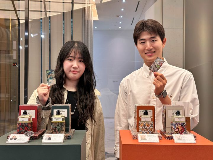 [서울=뉴시스] 서울 송파구에 위치한 잠실 에비뉴엘 6층 아트홀에서 모델이 전시 협업 향수를 소개하고 있다. (사진=롯데백화점 제공) 2026.06.15. photo@newsis.com *재판매 및 DB 금지