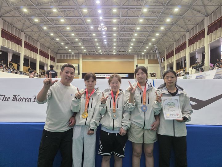 [수원=뉴시스] 김은유 감독(왼쪽부터)과 김진희, 조은소, 최규희, 오은혜 선수. (사진=GH 제공) 2026. 06.14. photo@newsis.com *재판매 및 DB 금지