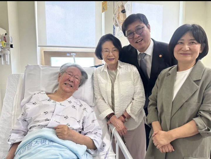 [서울=뉴시스] 조수정 기자 = 최휘영 문화체육관광부 장관이 13일 입원중인 배우 최불암의 병문안을 간 사진을 SNS에 게시했다. 최 장관은 사진과 함께 "건강이 불편하셔서 입원중이신 우리의 '국민아버지' 최불암 선생님을 찾아뵙고 정중히 문안인사를 드렸습니다. 특유의 '파하' 웃음으로 반갑게 맞아주셔서 무척 많이 안심이 되었습니다" 라고 SNS에 적었다. (사진=최휘영 장관 SNS 캡처) 2026.06.14. photo@newsis.com *재판매 및 DB 금지