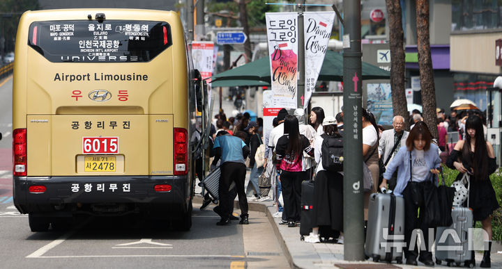 [서울=뉴시스] 김선웅 기자 = 서울 중구 명동거리에서 외국인 관광객들이 공항행 버스에 탑승하고 있다. 2026.06.14. mangusta@newsis.com